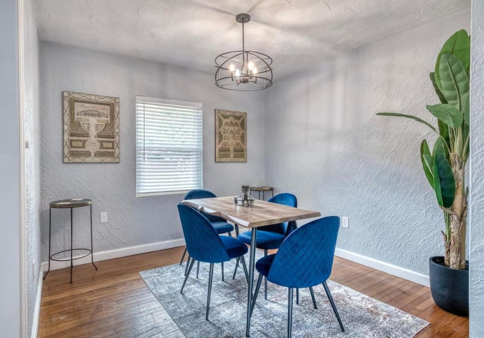 2 King Beds-Walk 2 Food-Shops-AMI Ferry-Beaches-IMG House in Bradenton