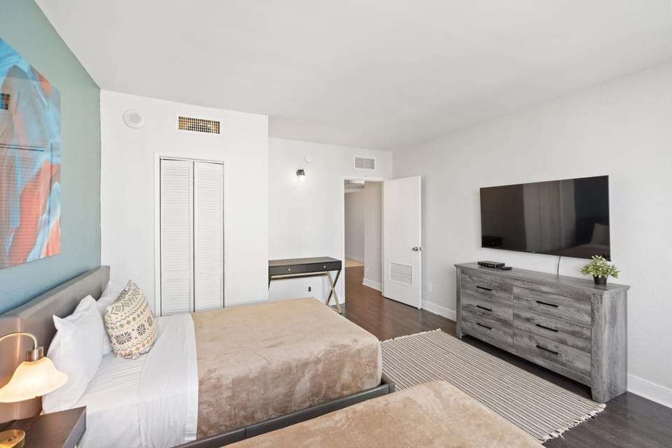 SUNNY ISLES 4BR Pool & Beach Access Apartment in Sunny Isles Beach