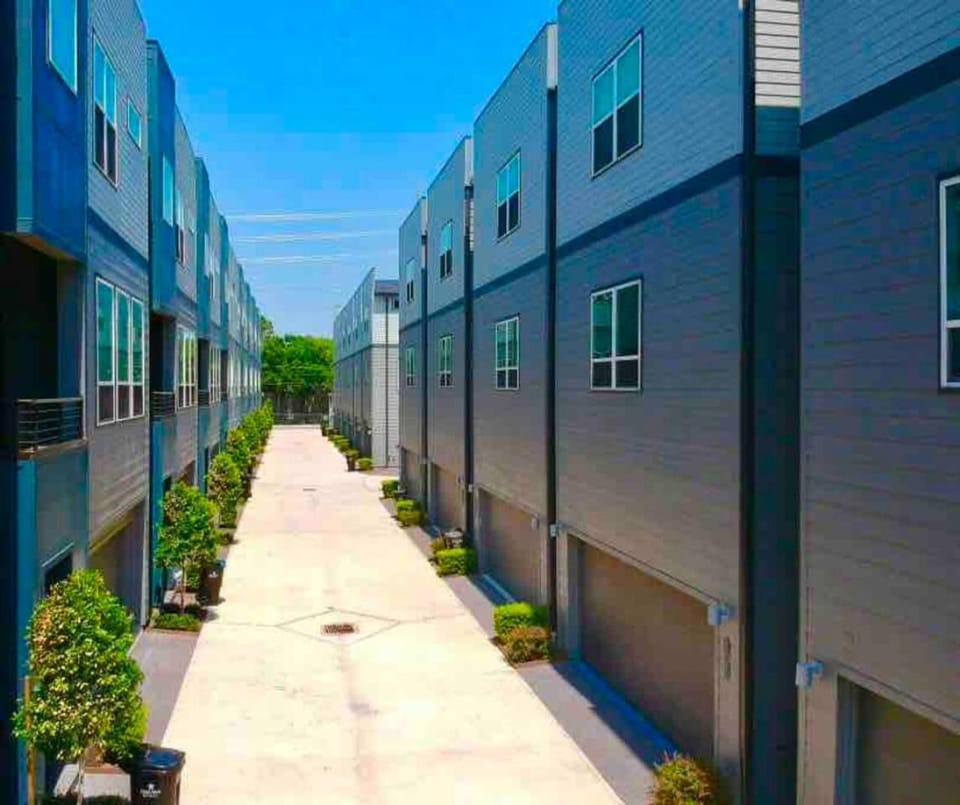 TMC 3-Story Townhome FREE EV Charge House in Houston