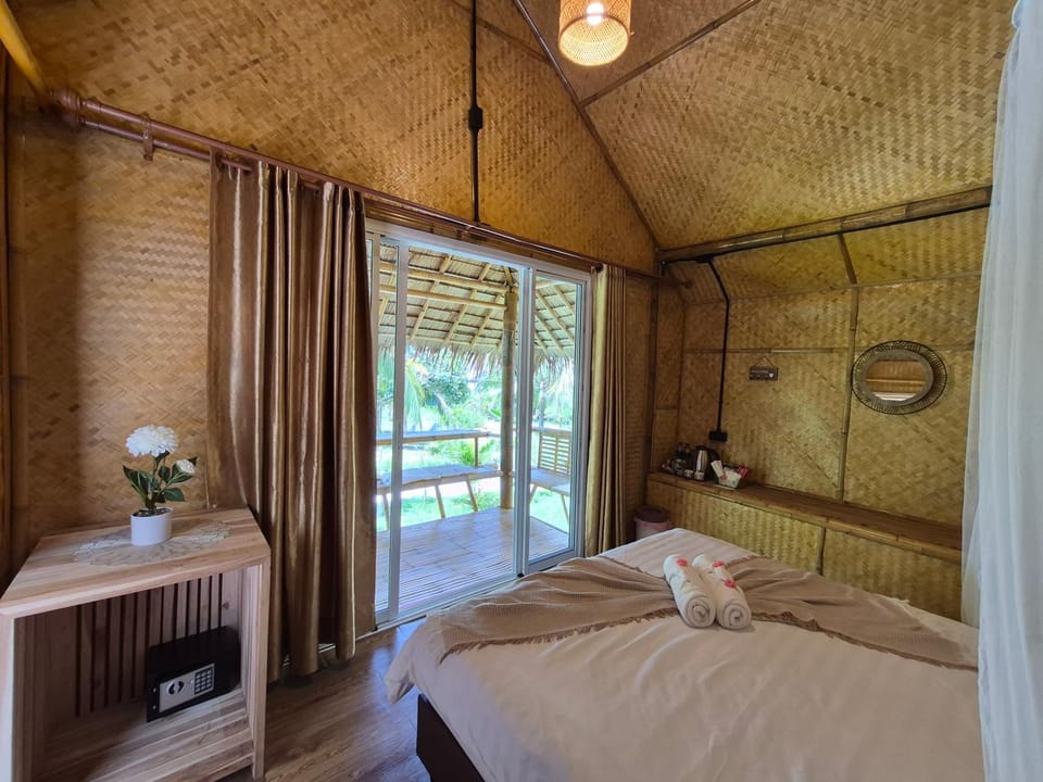 Blue Sea Lanta Coco huts บ้านพร้าวลันตา Chalet in Sala Dan