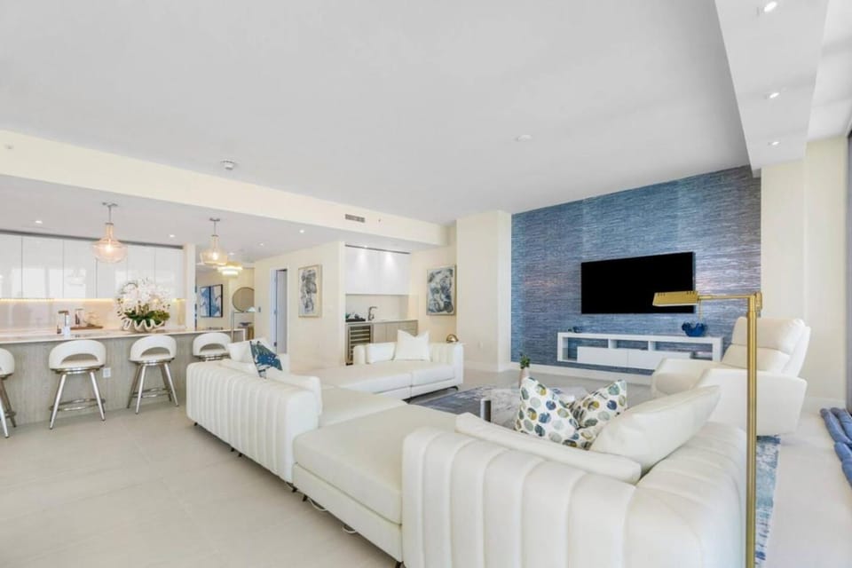Coastal Elegance at Amrit 2 King Suites and Den Apartment in Riviera Beach