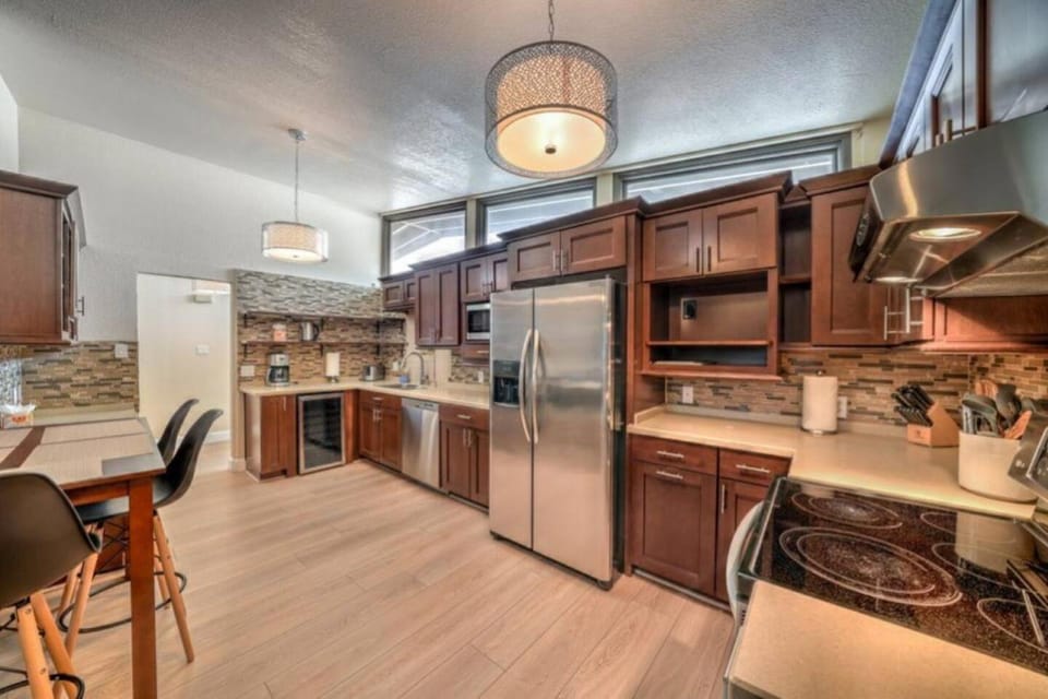 Mid Century Modern near STRIP w Pool King Suite House in Paradise