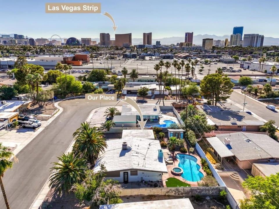 Mid Century Modern near STRIP w Pool King Suite House in Paradise