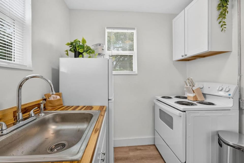 Unit 9 Studio Cottage Close to Downtown NAS House in Alabama