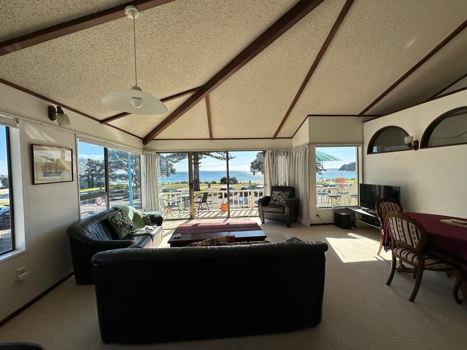 Classic Kiwi Beachfront Bach House in Bay Of Plenty