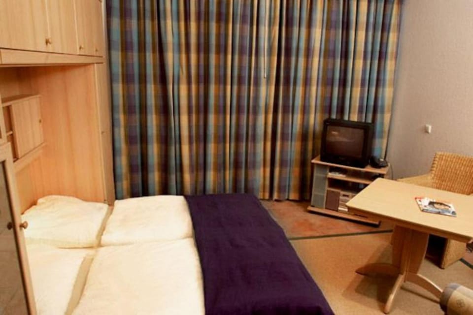 Bed, Living room