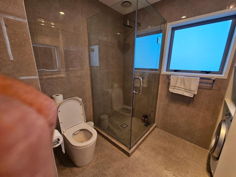 Shower, Toilet, Bathroom, towels, washing machine