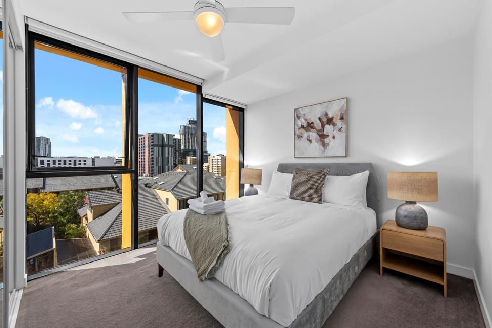 Resort Style 2BR with Beautiful Pool, Gym and Parking Apartment in Brisbane