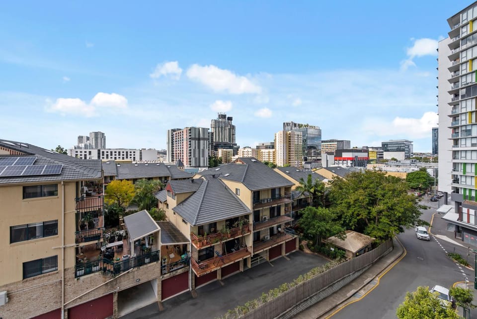 Resort Style 2BR with Beautiful Pool, Gym and Parking Apartment in Brisbane