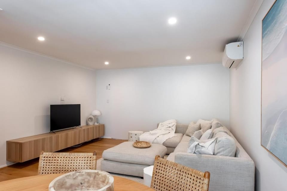 Blue Waters Retreat Stroll to beach and surf House in Perth