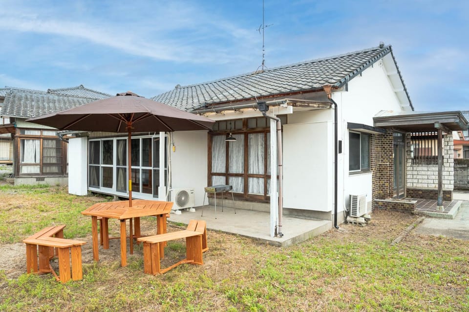 Property building, Day, BBQ facilities, Garden, Dining area