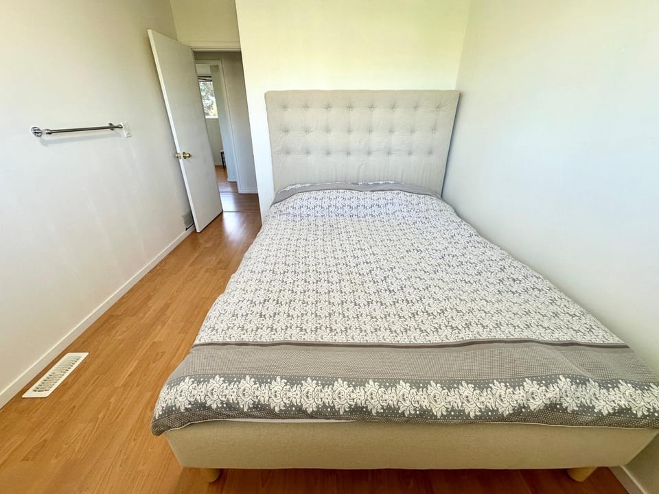 Cozy 3 Bedrooms with Kitchen and Laundry Near Airport Apartment in Richmond