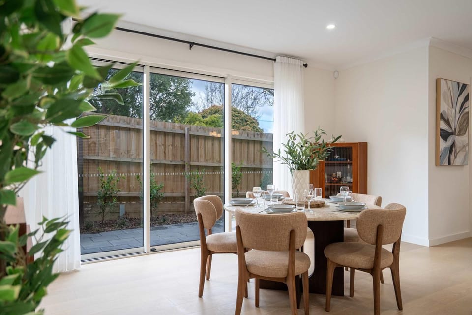 Day, Seating area, Dining area