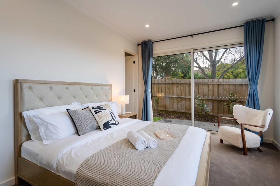 Photo of the whole room, Seating area, Bedroom, towels