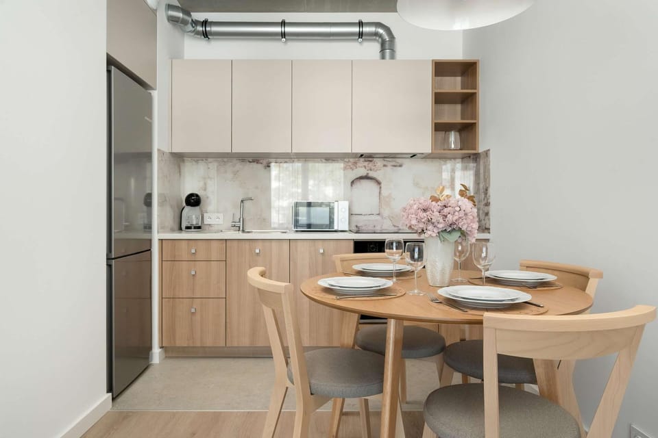 Kitchen or kitchenette, Dining area