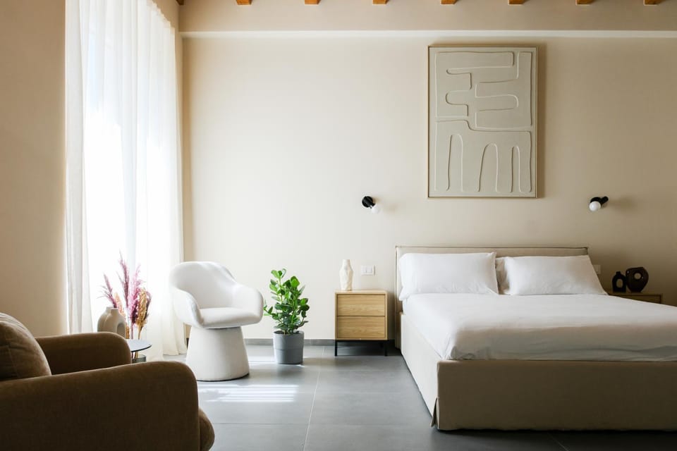 Bed, Living room, Photo of the whole room, Seating area, Bedroom