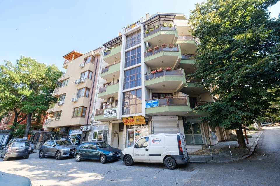 Property building, Day, Neighbourhood, City view, Street view, Location, Parking