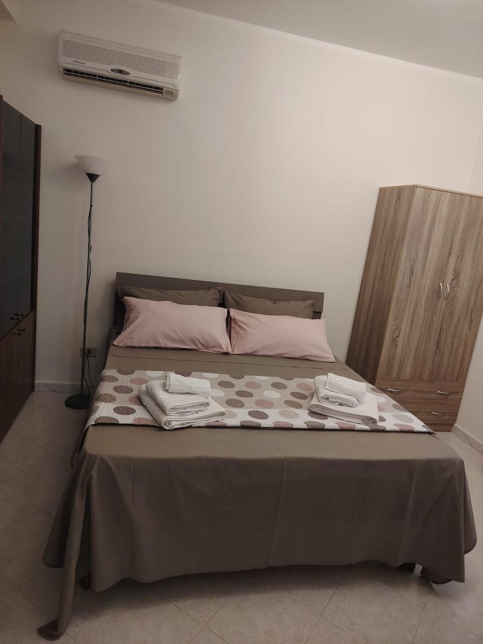 Bed, Bedroom, air conditioner