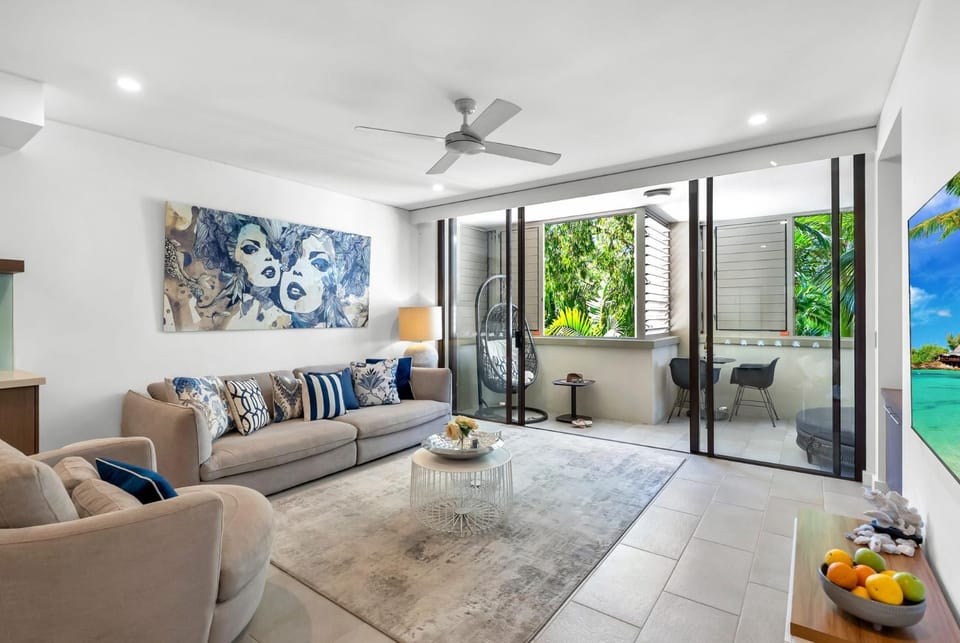 329 Contemporary Apartment in Beachfront Resort Palm Cove Apartment in Palm Cove