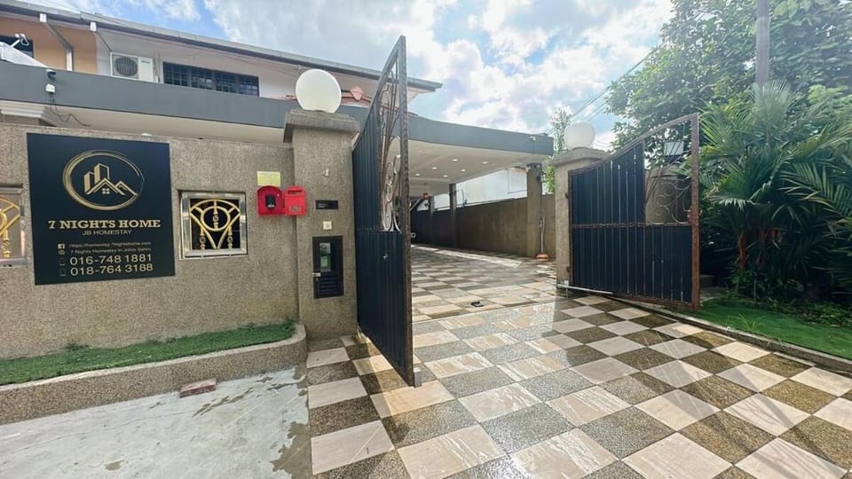 A09 Dedap Johor Jaya Karaoke Family House House in Johor Bahru