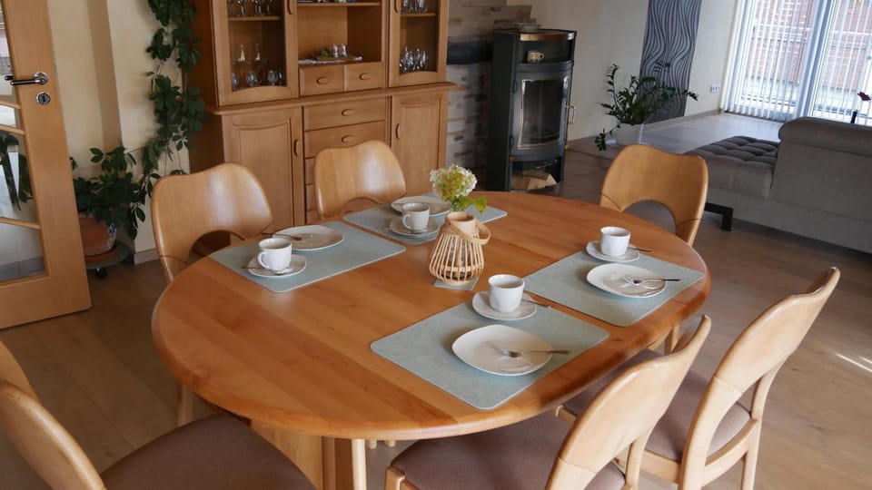 Seating area, Dining area, Food