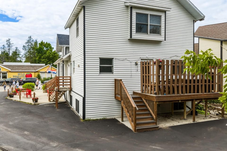 Sister Sunset- #1Downtown Spot, Walk to Beach, Hot Tub & Pets OK House in Sister Bay