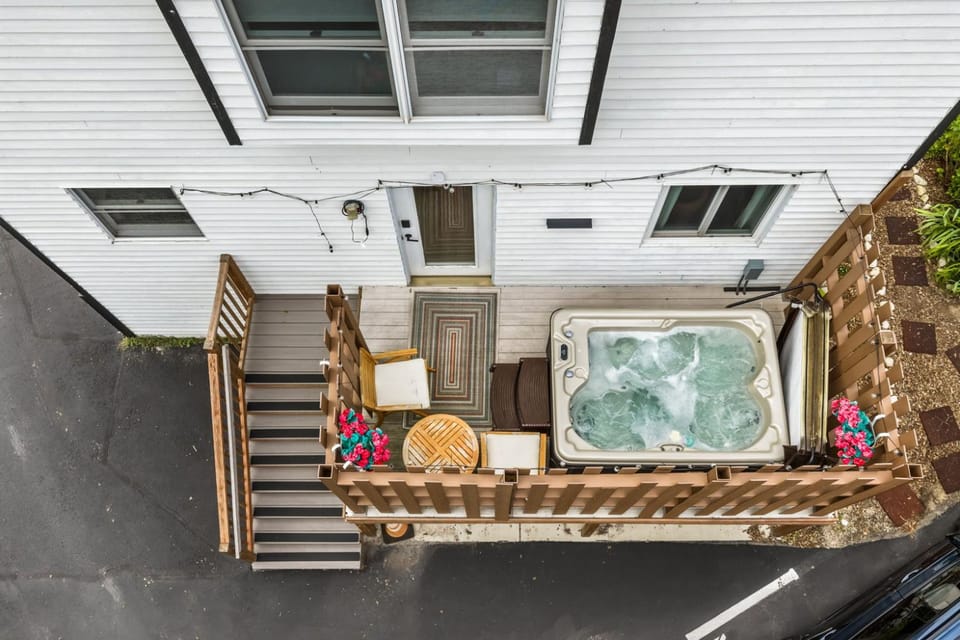 Sister Sunset- #1Downtown Spot, Walk to Beach, Hot Tub & Pets OK House in Sister Bay