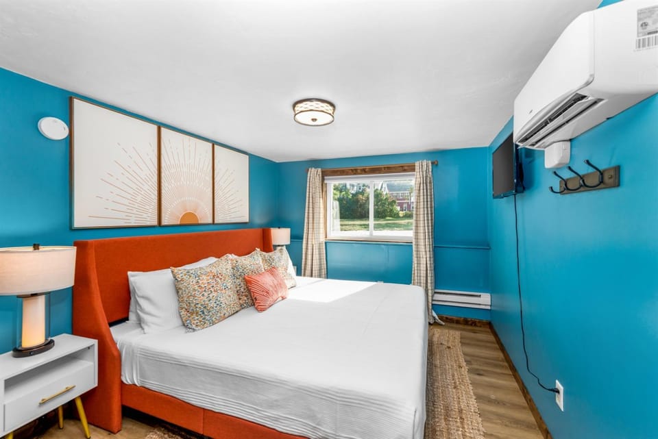 Sister Sunset- #1Downtown Spot, Walk to Beach, Hot Tub & Pets OK House in Sister Bay