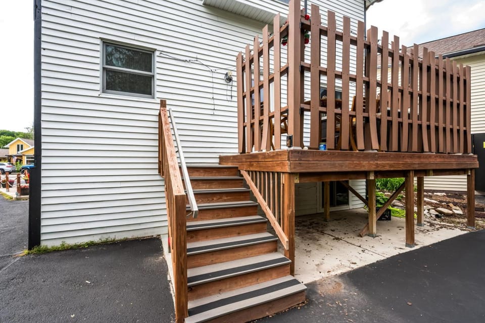 Sister Sunset- #1Downtown Spot, Walk to Beach, Hot Tub & Pets OK House in Sister Bay