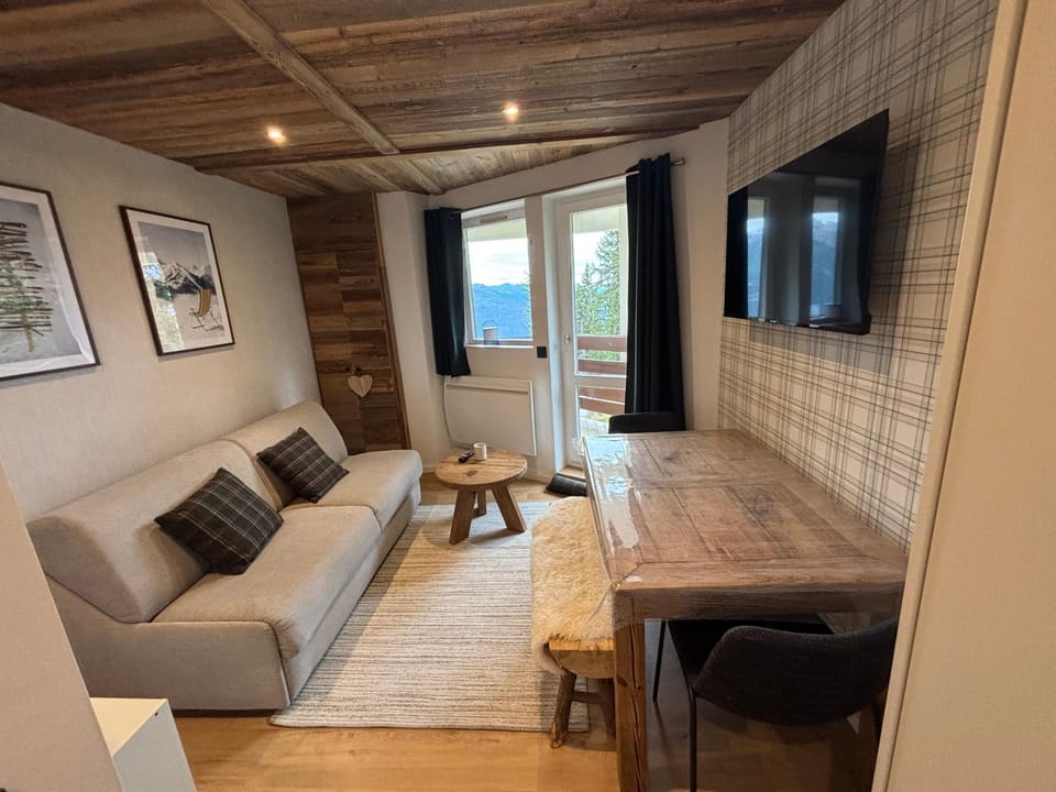 studio 2 personnes avec place parking couvert Apartment in Montvalezan