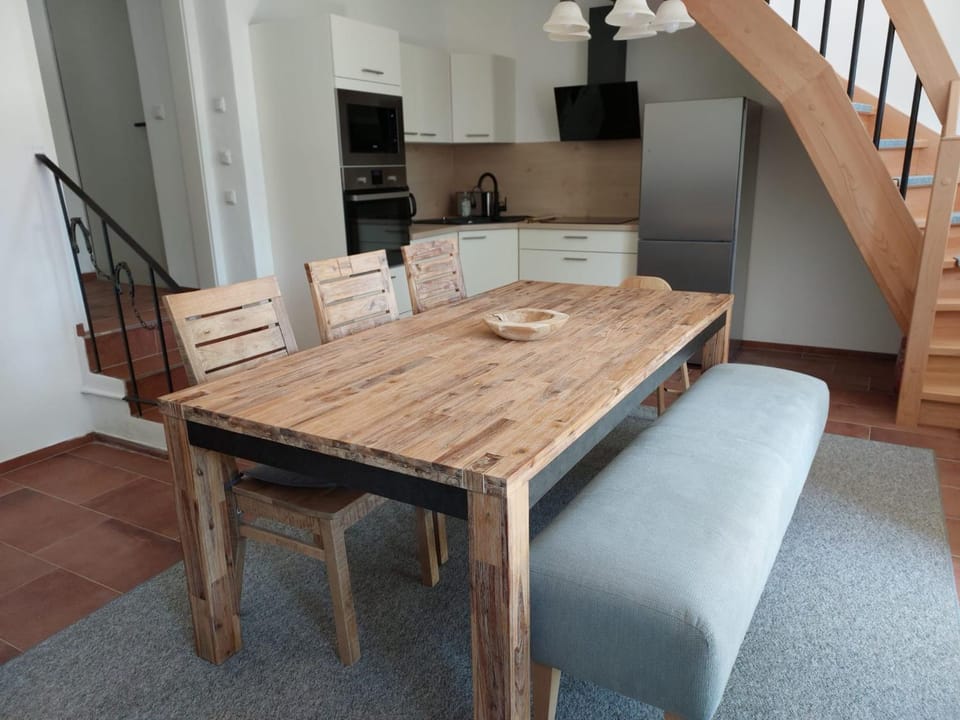 Kitchen or kitchenette, Seating area, Dining area