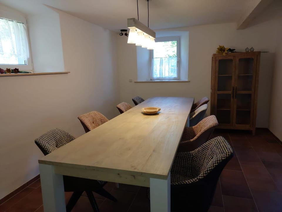 Seating area, Dining area