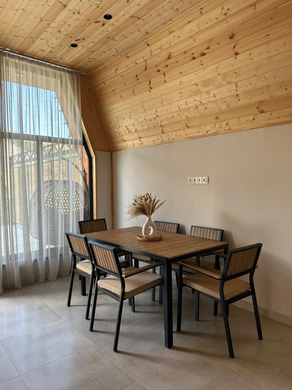 Seating area, Dining area