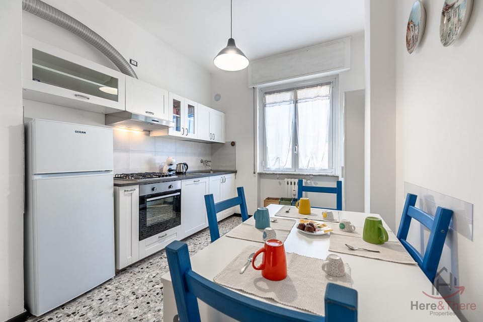 Coffee/tea facilities, Kitchen or kitchenette, Dining area, stove
