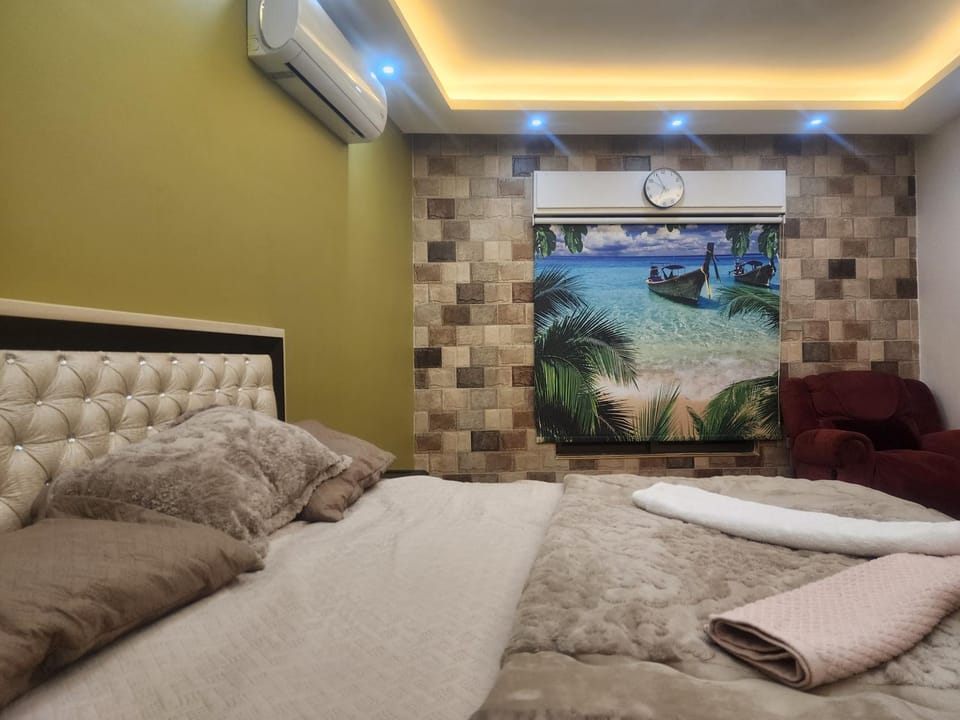 Bed, Photo of the whole room, Seating area, air conditioner