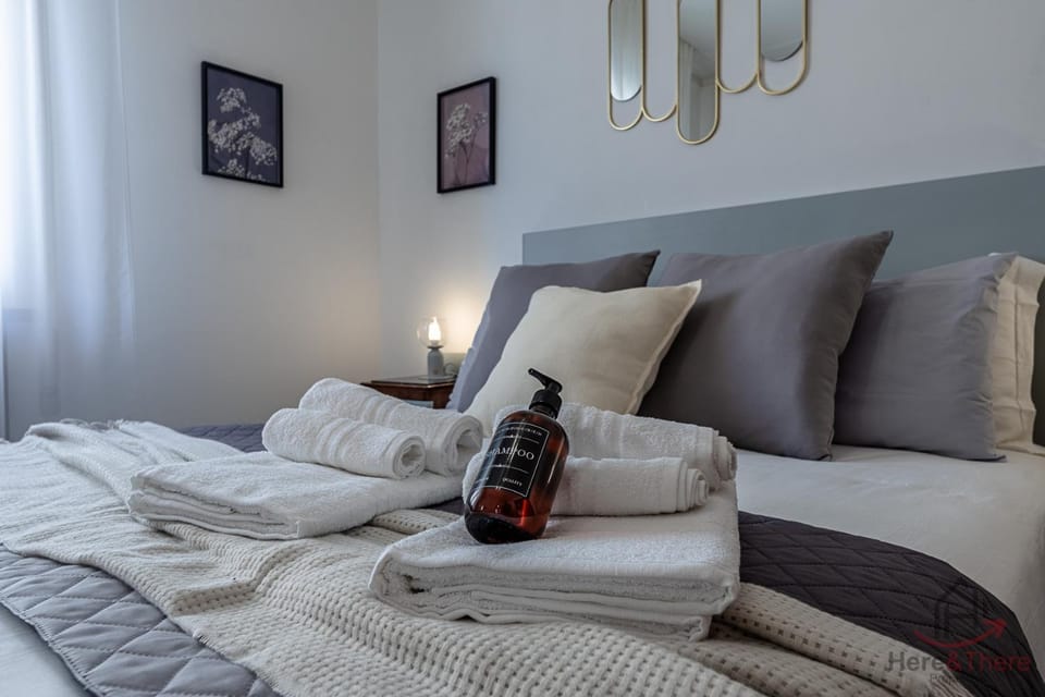 Bed, Bedroom, towels