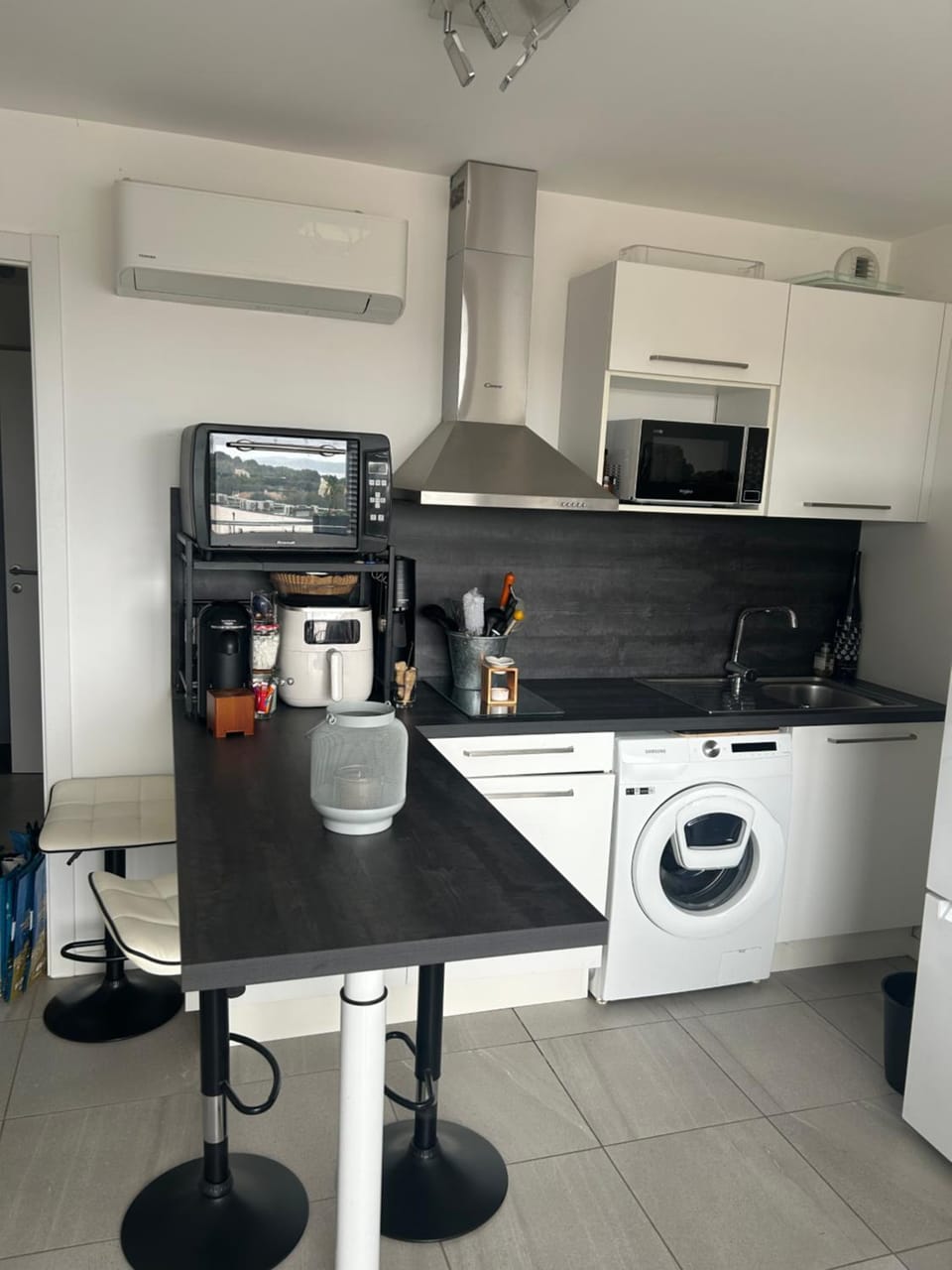 Coffee/tea facilities, Kitchen or kitchenette, stove