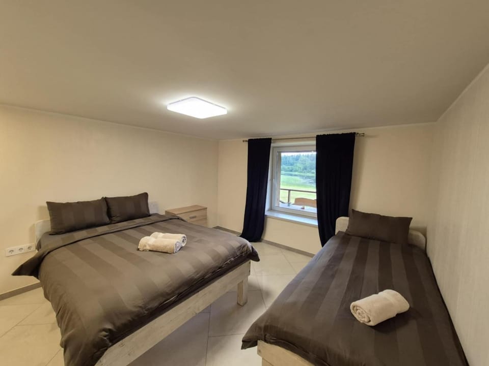 Bed, Photo of the whole room, Seating area, Bedroom, towels