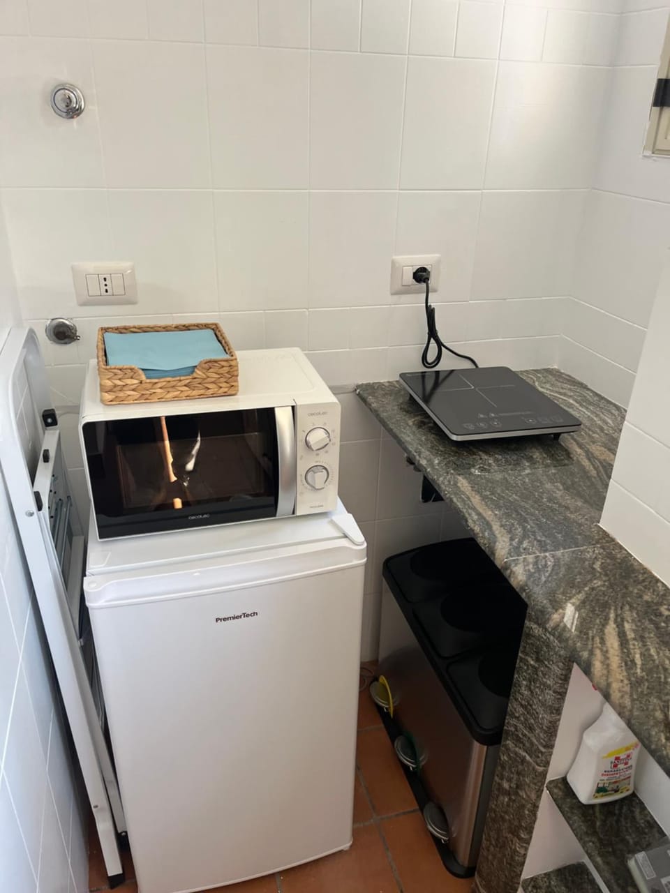 Kitchen or kitchenette, minibar, stove
