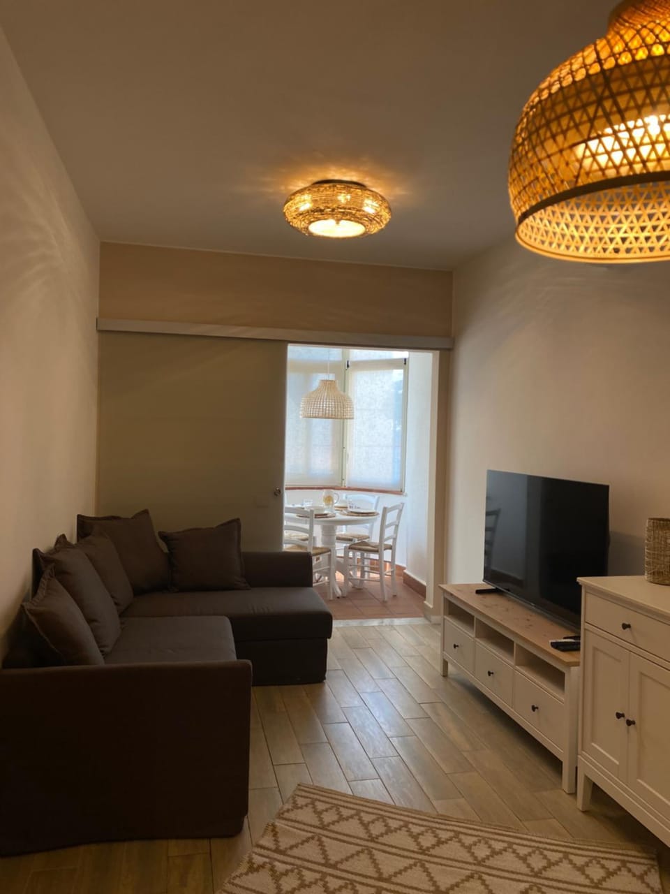 TV and multimedia, Living room, Seating area, Evening entertainment