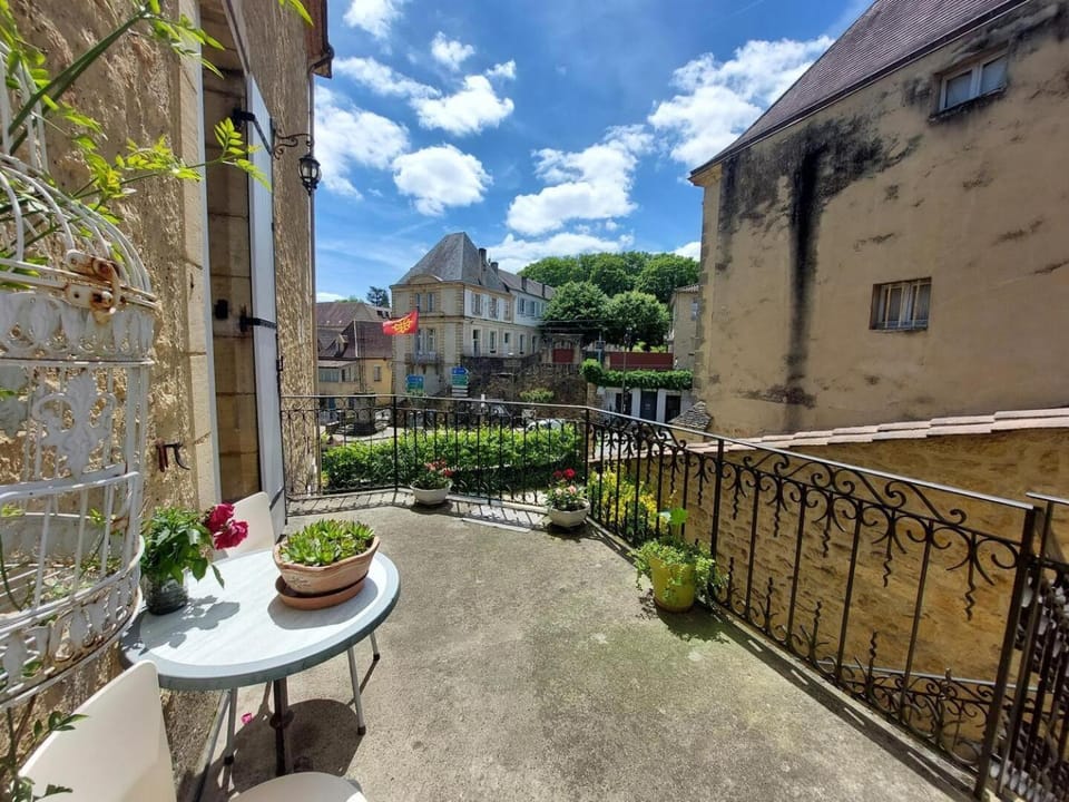 Property building, Neighbourhood, Balcony/Terrace, City view