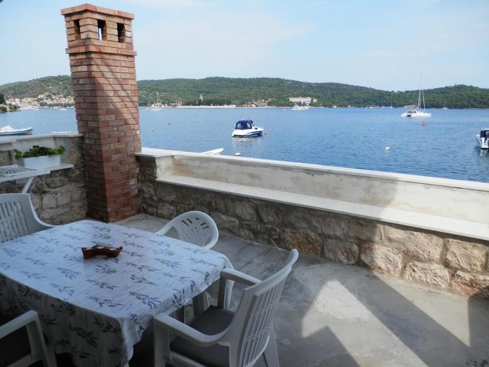 Seafront apartment with incredible view of Vis bay - Maricin Most Apartment in Vis