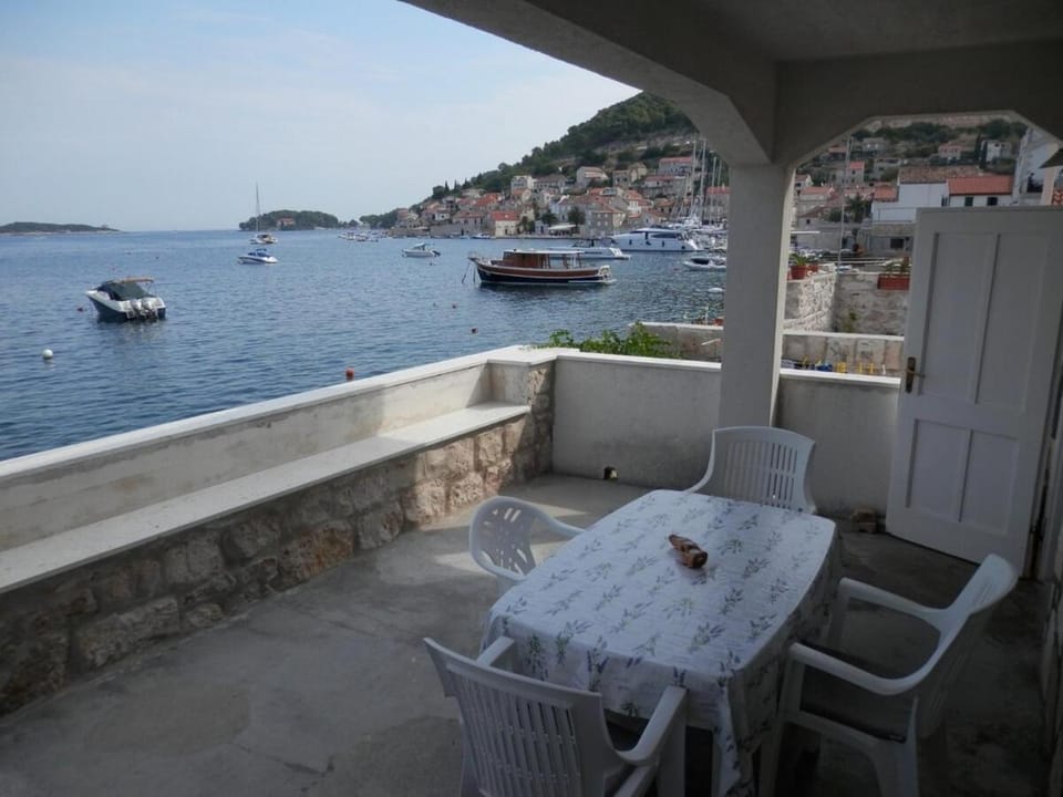 Seafront apartment with incredible view of Vis bay - Maricin Most Apartment in Vis