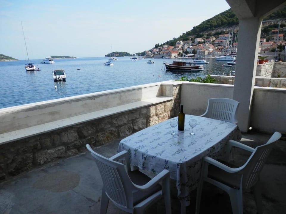 Seafront apartment with incredible view of Vis bay - Maricin Most Apartment in Vis