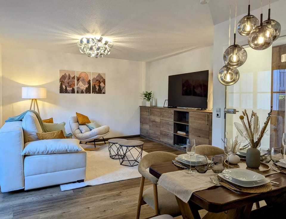 Communal lounge/ TV room, TV and multimedia, Living room, Seating area