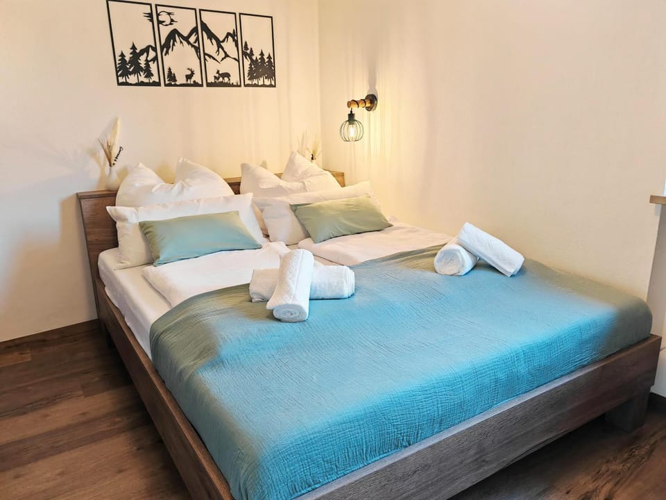 Bed, Bedroom, towels