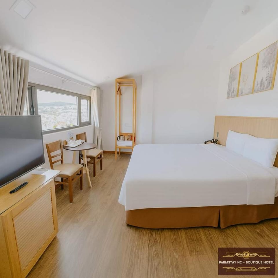 Communal lounge/ TV room, Bed, TV and multimedia, Living room, Photo of the whole room, Seating area, Bedroom