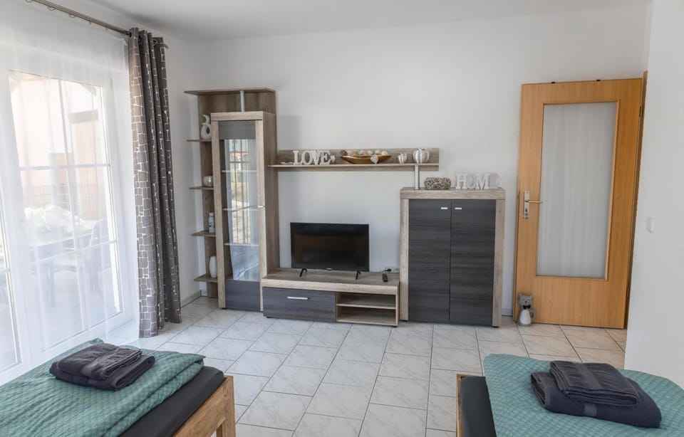 Bed, TV and multimedia, Bedroom