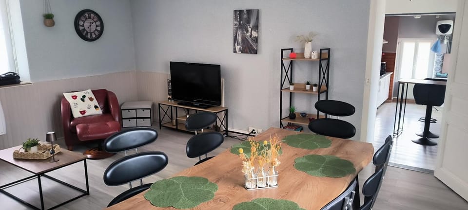 TV and multimedia, Living room, Seating area, Dining area