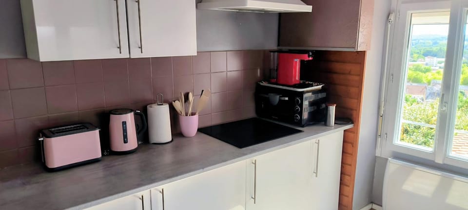 Coffee/tea facilities, Kitchen or kitchenette, stove, toaster